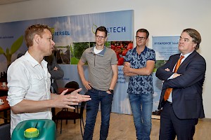 Mark van Iersel licht voordelen micro-organismen in land- en tuinbouw toe aan Commissaris van de Koning